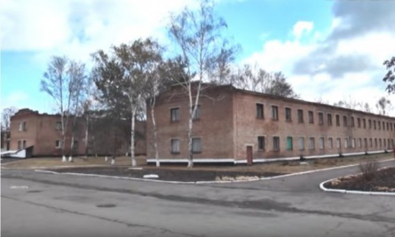 Геннадій Дронов відбуває покарання в Крюківській колонії. Там є своя ферма, поля під посів та пекарня. Окрім роботи можна вчитися і займатися творчістю