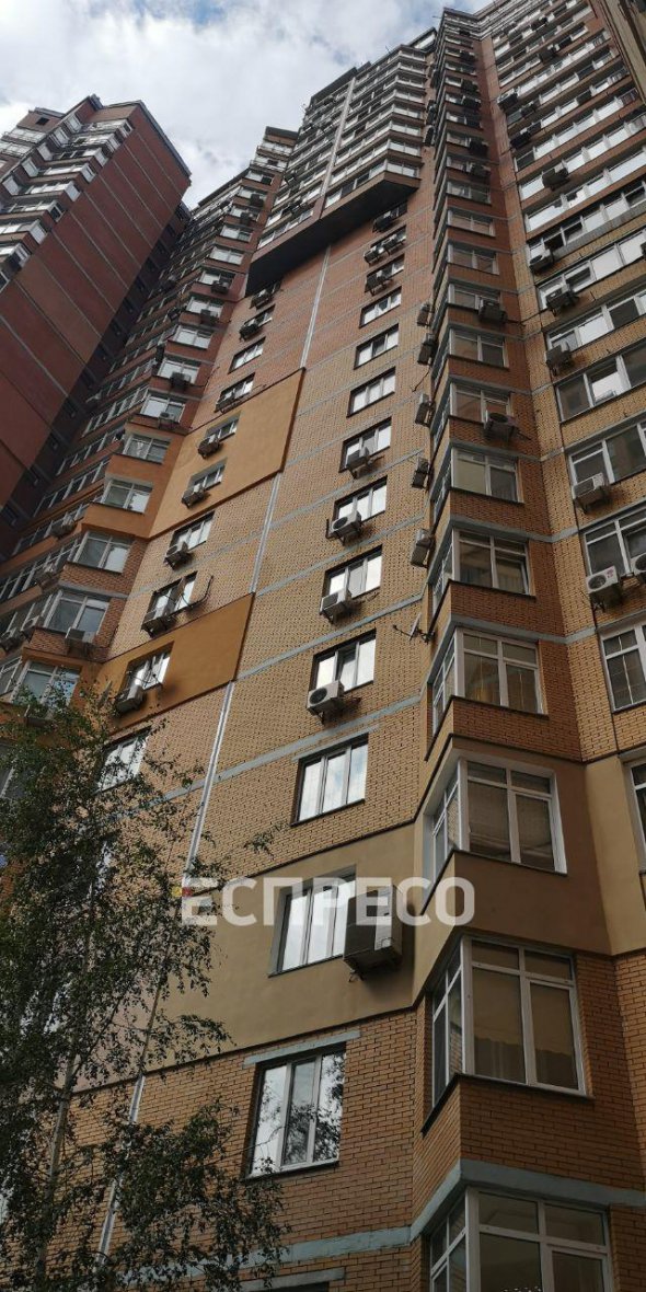 В Киеве женщина выпала из окна 13-го этажа