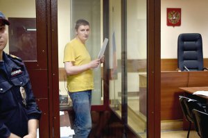 Фінансовий менеджер Владислав Синиця стоїть у залі Пресненського районного суду Москви 3 вересня