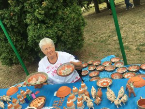 Тетяна Шпак на виставці в Гайсині. Гончарні вироби майстрині купують у різних містах України та за кордоном