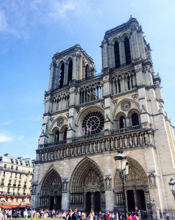 У Парижі є арабські, єврейські та китайські квартали, в яких навіть реклама може бути відповідною мовою