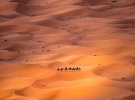 Знімок зроблений з високої дюни в Мерзуг, Марокко, де видно кочівники, що рухаються по пустелі Сахара