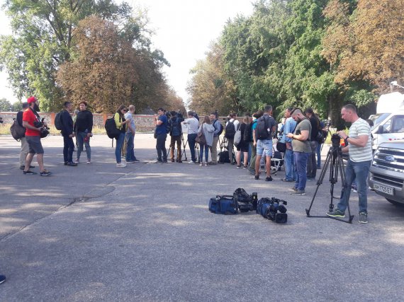 Біля військового терміналу аеропорту "Бориспіл" очікують на прибуття українських політв'язнів та військовополонених моряків