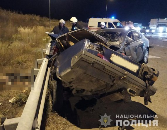 На 108 км автодороги Киев-Чоп столкнулись ВАЗ и Opel Insignia Погибли 3 мужчин и 15-летний парень. Три женщины получили травмы