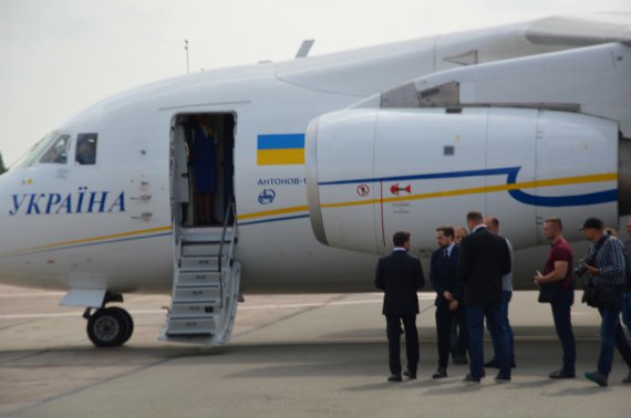Президент Володимир Зеленський перед літаком Ан-148, яким прилетіли екс-полонені