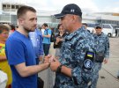 Командующий ВМС Игорь Воронченко жмет руку командиру катера Богдану Небылице
