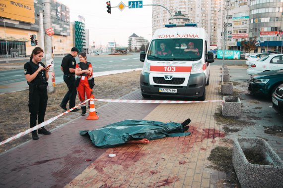 В Киеве обнаружили мужчину в луже крови. Возле тела нашли записку и сумку с личными вещами