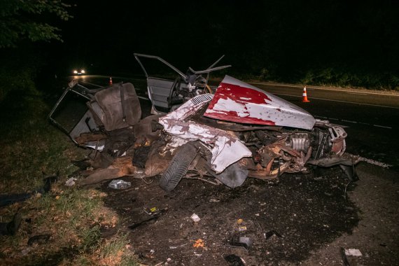 Під Києвом  сталася смертельна аварія за участі  Ford Kuga, Mercedes ML і Москвич-2141. Загинули 52-річні чоловік і дружина. Ще 2 людей  у лікарні