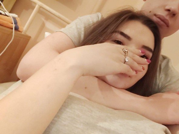 Андрей Эйдер со своей девушкой, у которой на безымянном пальце - кольцо