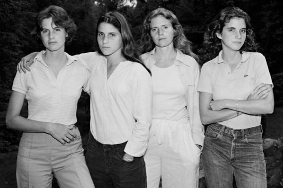 1975 год. Сестры Браун в 1975 году, Нью - Ханаан, штат Коннектикут. Слева направо - Гетер в возрасте 23 лет, Мими в 15 лет, Бебе в 25 и Лора в свои 21.