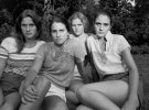 На знімку 1981-го не видно, що сестри відчувають великий ентузіазм фотографуватися раз в рік