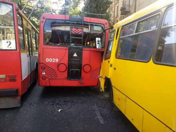 В Одессе маршрутка "поцеловала" в сторону троллейбус