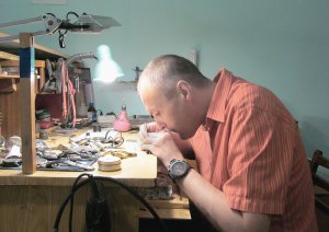Артема Кирилюка ­ремонт­увати годинники навчив батько. Для роботи він орендує приміщення в Гайсині на Вінниччині