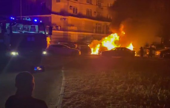 На ул. Срибнокильской, 20 в Киеве горели автомобили BMW 520d, Hyundai i20 и Toyota Corolla, а также температура повредила Volvo S80