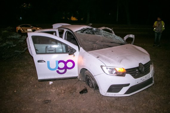 В Киеве на Столичном шоссе автомобиль Renault Logan врезался в электроопору и несколько раз перевернулся