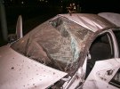 У Києві на Столичному шосе автомобіль Renault Logan врізався в електроопору і кілька разів перекинувся