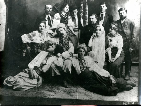 Александр Довженко (стоит третий слева) среди участников театральной постановки в Соснице