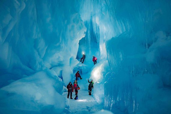 Українці в Антарктиді знайшли льодовикову печеру, озера, річку і дивне перо