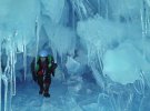 Украинцы в Антарктиде нашли ледниковую пещеру, озера, реку и странное перо