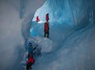Українці в Антарктиді знайшли льодовикову печеру, озера, річку і дивне перо