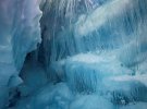 Украинцы в Антарктиде нашли ледниковую пещеру, озера, реку и странное перо