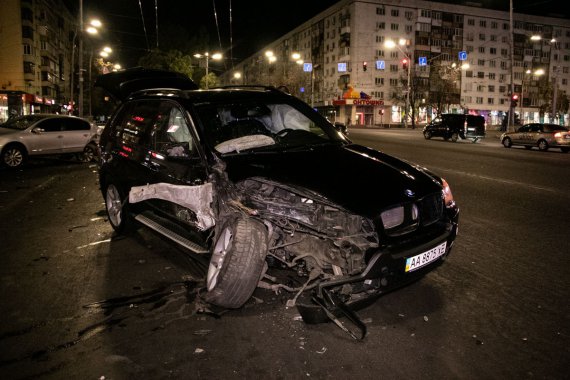 На бульваре Леси Украинский в Киеве произошла авария с участием четырех автомобилей. Легкие повреждения руки получил только один водитель