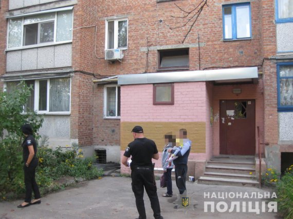 У Харкові 34-річний чоловік викинув 36-річну співмешканку з вікна 4-го поверху. Жінка дивом залишилася жива. Зловмисника затримали