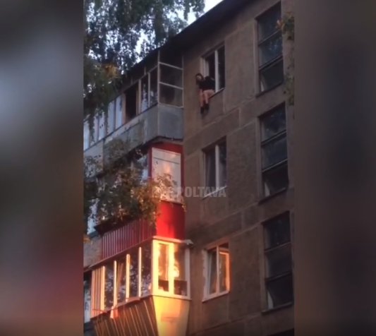 У Полтаві дівчина намагалася стрибнути з вікна багатоповерхівки
