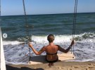Катя Осадчая похвасталась фигурой на фоне моря 