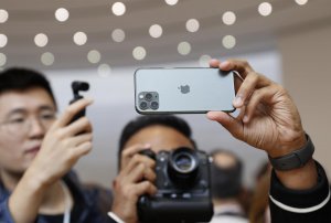iPhone Pro 11 Max коштуватиме від 37 999 гривень. Фото: REUTERS