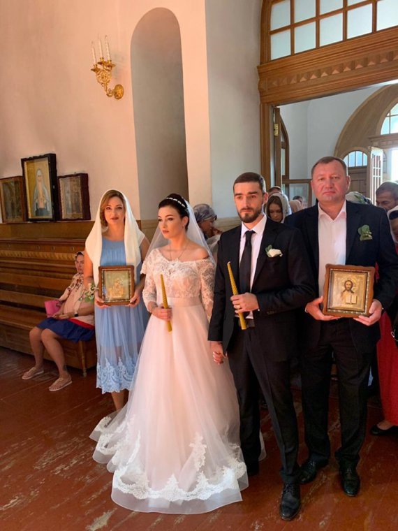 Анастасия Приходько поделилась новыми снимками с венчания 