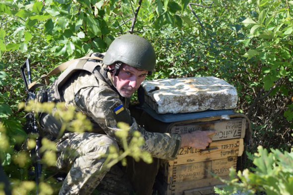 Для "дикого" рою боєць зібрав саморобний вулик з ящиків з-під патронів