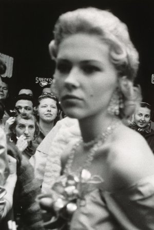 ”Кінопрем’єра. Голлівуд” 1955 року — один із 83 репортажних знімків Роберта Франка з фотокнижки ”Американці”