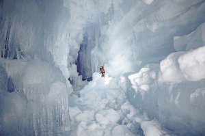 Учасник 24-ї Української антарктичної експедиції досліджує печеру, якій майже чотири тисячі років, 10 вересня