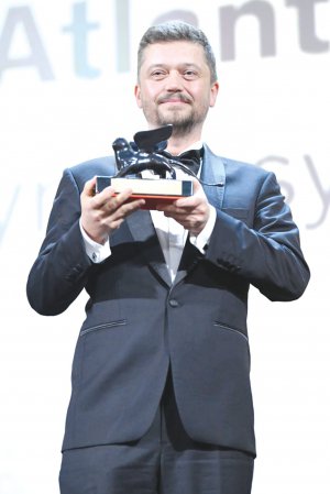 Український режисер Валентин Васянович тримає нагороду Венеціанського кінофестивалю”. Його фільм ”Атлантида” назвали найкращим у конкурсній програмі ”Горизонти”