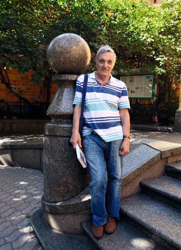 Віктор ТЕРЕН, 78 років, письменник, політик. Народився 9 липня 1941 року в селі Павлиш Онуфріївського району Кіровоградської області в сім’ї селян. Справжнє прізвище – Таран. Закінчив Харківський авіаційний інститут і Братиславський університет імені Яна Коменського. Працював на київському заводі ”Арсенал”. Був позаштатним кореспондентом газети ”Молода гвардія”, редактором відділу видавництва ”Дніпро”, головним редактором журналу ”Розбудова держави”. Один із засновників Народного Руху України. Був народним депутатом чотирьох скликань Верховної Ради. Видав близько 20 поетичних збірок, шість дитячих книжок, кілька збірок повістей та оповідань. Одружений. Має двох синів. 49-річний Сергій – філософ і політтехнолог, 41-річний Віктор – історик. Володіє словацькою та французькою мовами. Захоплюється творчістю Гійома Аполлінера, Поля Елюара, Михайла Булгакова й Володимира Булаєнка. Збирає старожитності. Живе в селі Ходосіївка під Києвом