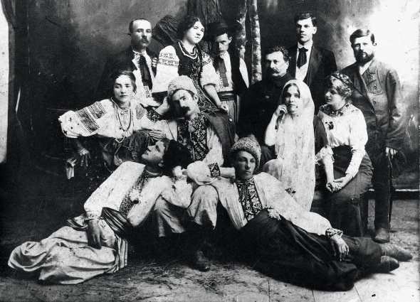 Олександр Довженко (стоїть третій ліворуч) брав участь у виступі самодіяльного театру в рідній Сосниці на Чернігівщині. 1912 року грав у постановці ”Сватання на Гончарівці”