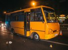 У Києві біля станції метро «Шулявська»   маршрутне таксі №465 збило чоловіка, який намагався перебігти дорогу в недозволеному місці