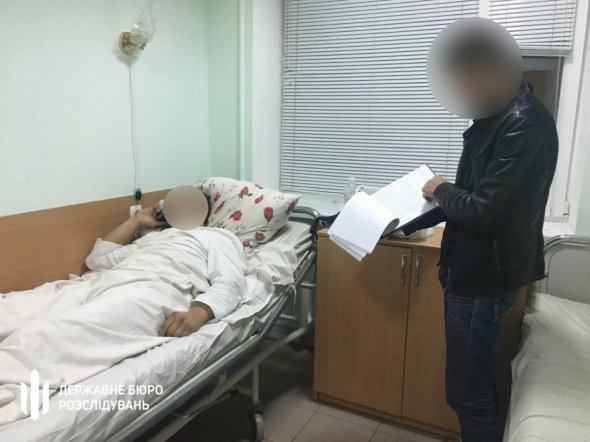 У Черкасах двоє оперуповноважених місцевого відділу поліції відвезли на  цвинтар  і побили затриманого