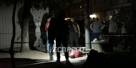 На ул. Зодчих в Святошинском районе Киева прохожие нашли мертвого мужчину