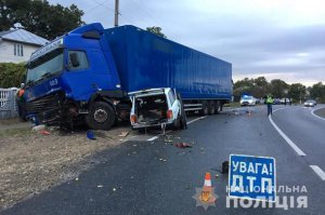 В Ивано-Франковской области произошло столкновение легковушки и грузовика. Фото: Нацполиция