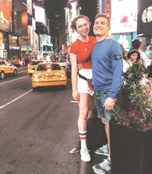 Олеся Гасанова з чоловіком Ібрагімом стоять на площі Таймс Сквер у Мангеттені. Туристів навчає швидко орієнтуватись у мегаполісі