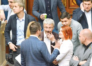 Голова фракції ”Слуга народу” Давид Арахамія спілкується з колегами Олександром Ткаченком і Людмилою Буймістер у сесійній залі Верховної Ради 13 вересня. Цього дня парламент достроково звільнив увесь склад Центральної виборчої комісії