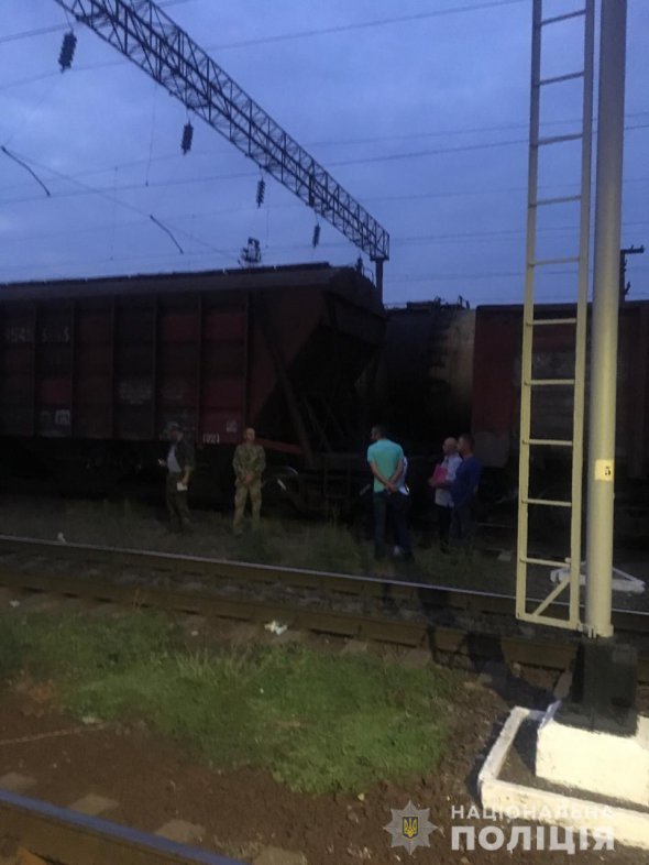 В Одессе 14-летний парень получил удар током, когда пытался перелезть через металлическую цистерну между вагонами грузового поезда