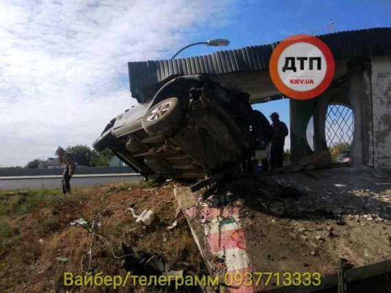 У селі Гребінки під Києвом Hyundai Tucson на повному ходу влетів у зупинку