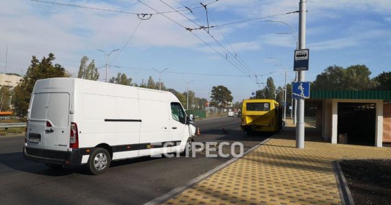 У Києві на вулиці Академіка Заболотного на зупинці громадського транспорту вантажний мікроавтобус в'їхав у маршрутку №576