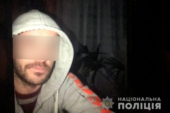 В селе Воля Теребовлянского района на Тернопольщине 34-летний мужчина зарезал 18-летнюю знакомую. Также ранил ее друга и убежал