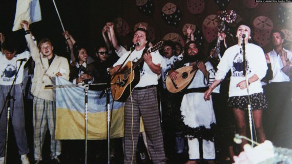 Участники первого фестиваля «Червона рута» (слева направо): «Братья Гадюкины», Виктор Морозов, Василий Жданкин, Марта Лозинская. Черновцы, 1989