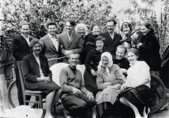 Іван Світличний (стоїть четвертий праворуч) приїхав на святкування 30-річчя письменника Євгена Концевича (другий праворуч у нижньому ряду), Житомир, червень 1965 року