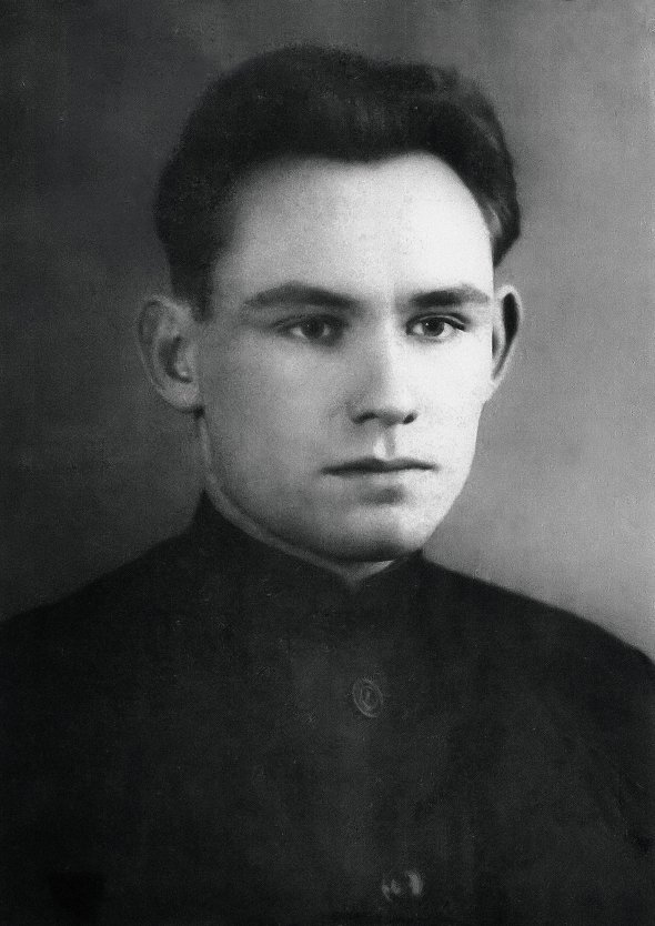 Студент Харківського університету Іван Світличний, 1947 рік. ”За спиною була розруха, голодна зима і весна. Міське населення мало продовольчі картки, а сільський люд кинули напризволяще. Доля студента вважалася квитком у щасливе майбутнє, – згадував 1947-й випускник Харківського університету, літературознавець Іван Бажинов. – Однак матеріальний стан вихідця з села був незвиданий: убоге, напівголодне існування на мізерну стипендію. Можливості підробити якусь копійчину було дуже мало, хтось йшов у піонервожаті, інші – вчителями в школи. Саме так зробив Іван Світличний. Але через загострення туберкульозу змушений був відмовитись. Виїздив з лекціями на село, писав до газет, друкувався у ”Календарі колгоспника”. Підробляв не лише для себе, а й допомагав рідним”
